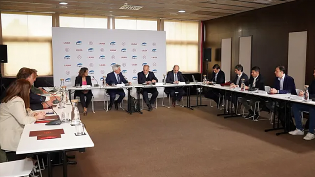 Rafael Louzán, en la mesa principal del Comité de coordinación del fútbol español junto a Pedro Rocha, Javier Tebas y Beatriz Álvarez