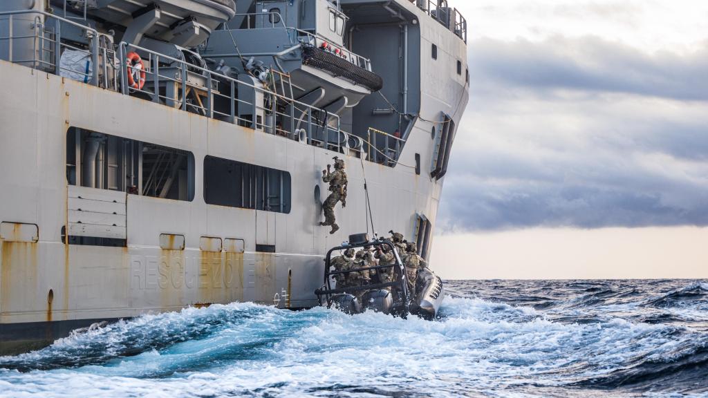 Soldados de operaciones especiales de la Fuerza de Guerra Naval Especial abordan el buque Carnota durante un ejercicio militar. Fotografía realizada con Leica SL3.