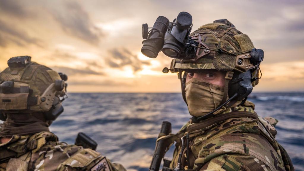 Un soldado de la Fuerza de Guerra Naval Especial, durante el ejercicio de asalto al buque A61 Carnota de la Armada. Fotografía realizada con Leica SL3.