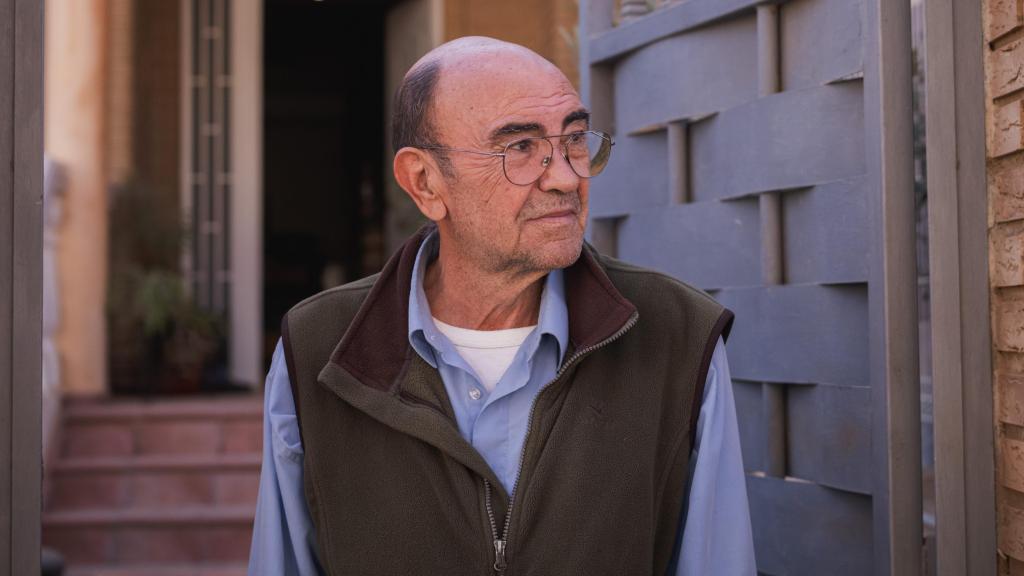 Manuel, vecino de Paiporta que mostró su casa a EL ESPAÑOL un día después del paso de la DANA, vuelve a posar para las cámaras de este diario un mes después. Fotografía realizada con Leica M11-P.