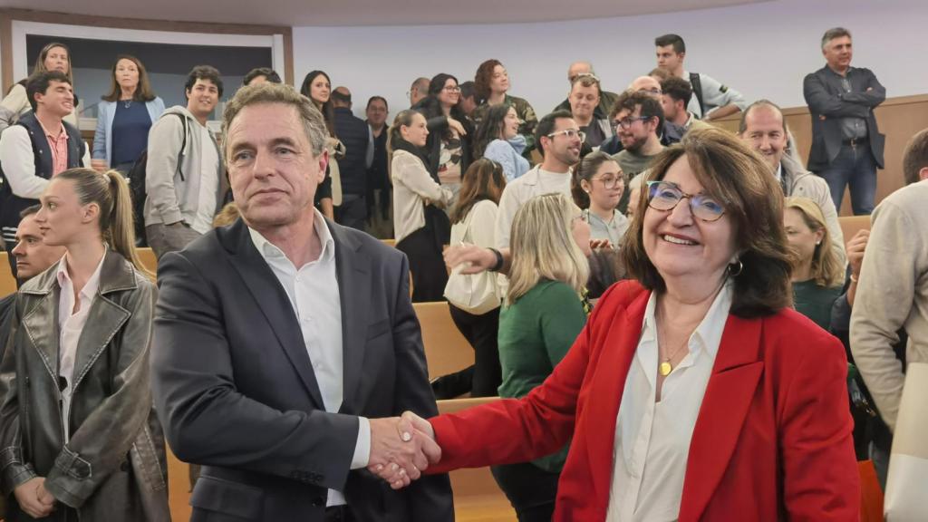 Enrique Herrrero y Amparo Navarro se dan la mano tras la victoria en las elecciones de la UA de esta última.