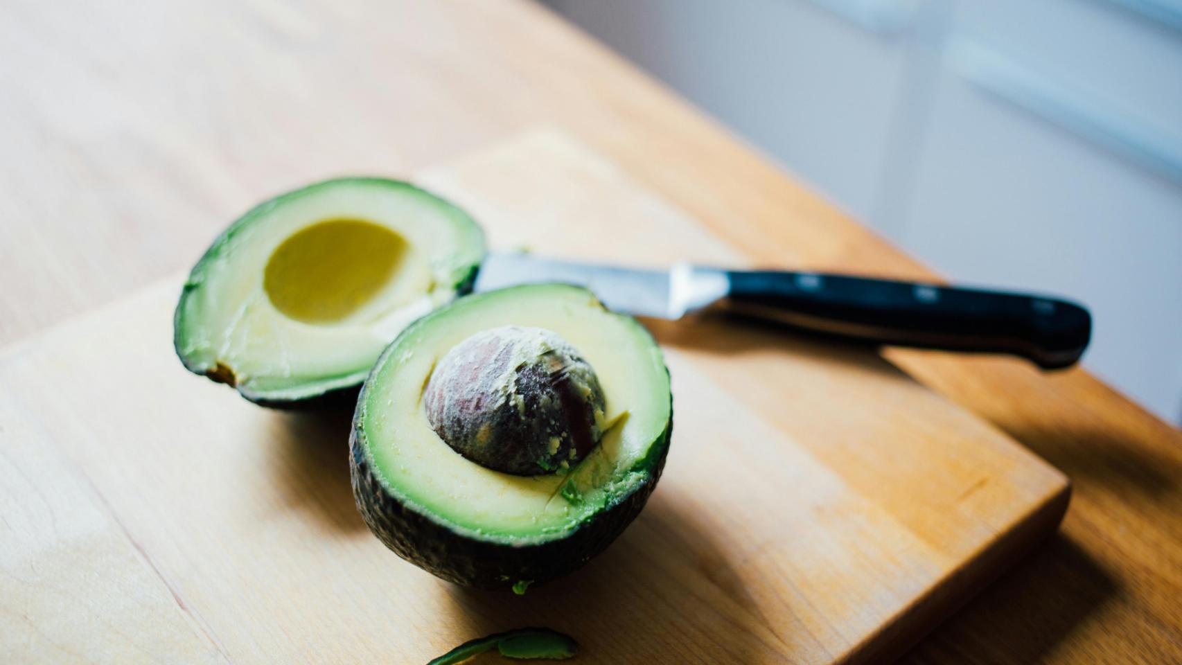 Un aguacate cortado por la mitad, en una imagen de archivo.