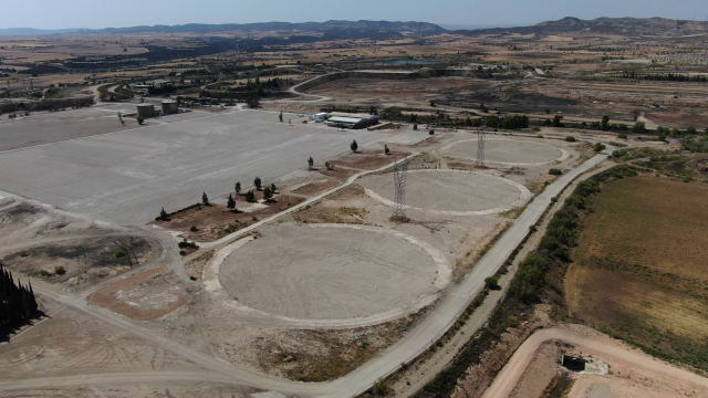 Los suelos de la térmica, tras la demolición de las torres y la chimenea.