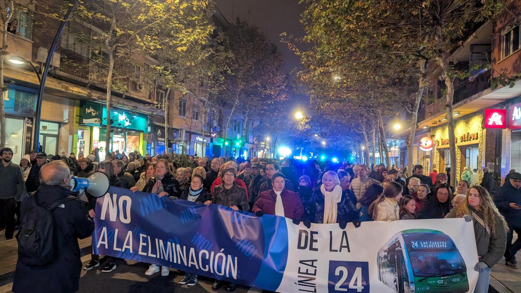 Los vecinos de Valdefierro en la Avenida Madrid, durante su protesta por el 24 este jueves en Zaragoza.