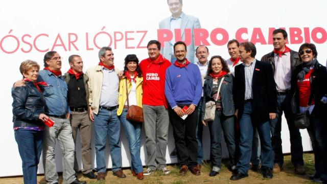 Óscar López, durante la campaña electoral a las autonómicas de Castilla y León en 2011. En la imagen, con Pedro Sánchez, Óscar Puente, Rafael Hernando, Iratxe García, Ana Redondo y su archienemigo, Julio Villarubia, al que apartó para colocar a Tudanca