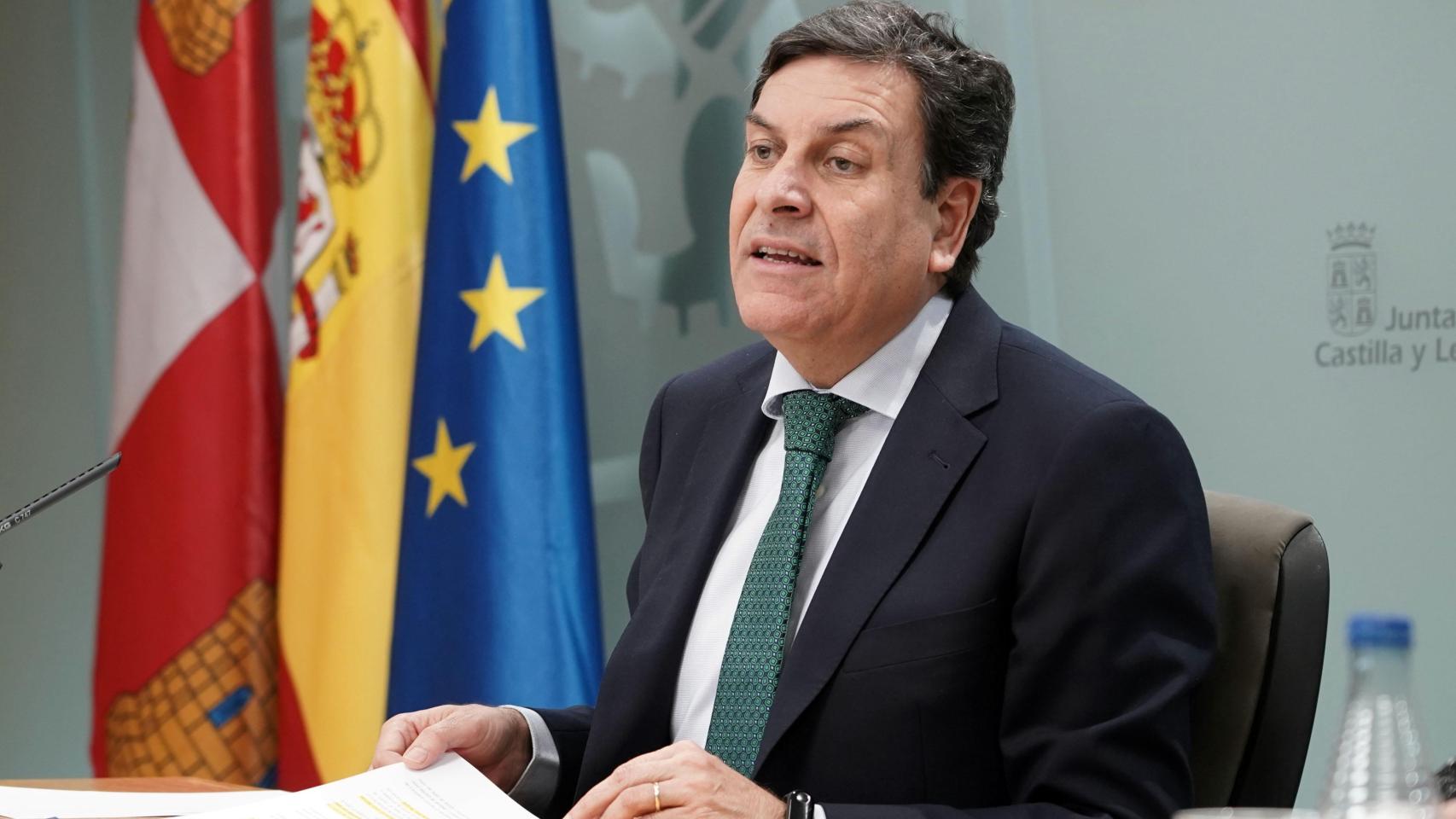 El consejero de Economía y Hacienda y portavoz, Carlos Fernández Carriedo, comparece en rueda de prensa posterior al Consejo de Gobierno