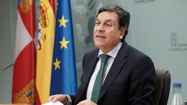 El consejero de Economía y Hacienda y portavoz, Carlos Fernández Carriedo, comparece en rueda de prensa posterior al Consejo de Gobierno