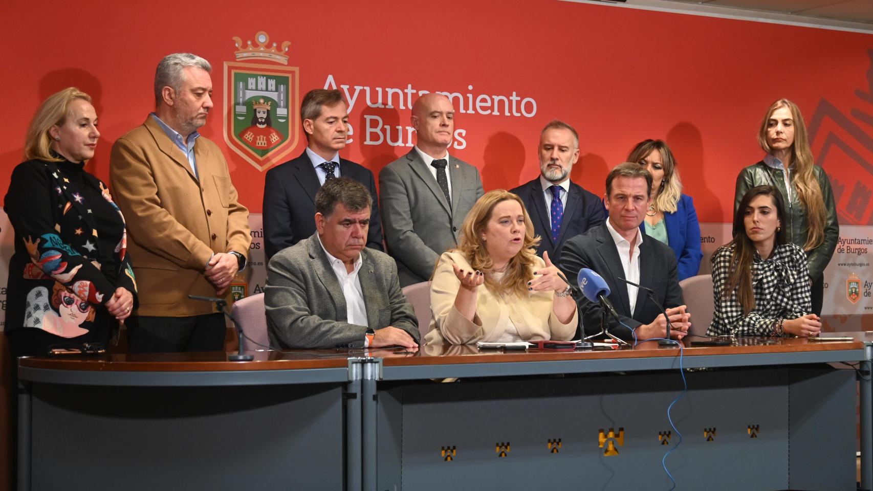 La alcaldesa de Burgos, Cristina Ayala, con los miembros de su nuevo equipo de Gobierno en solitario, este jueves