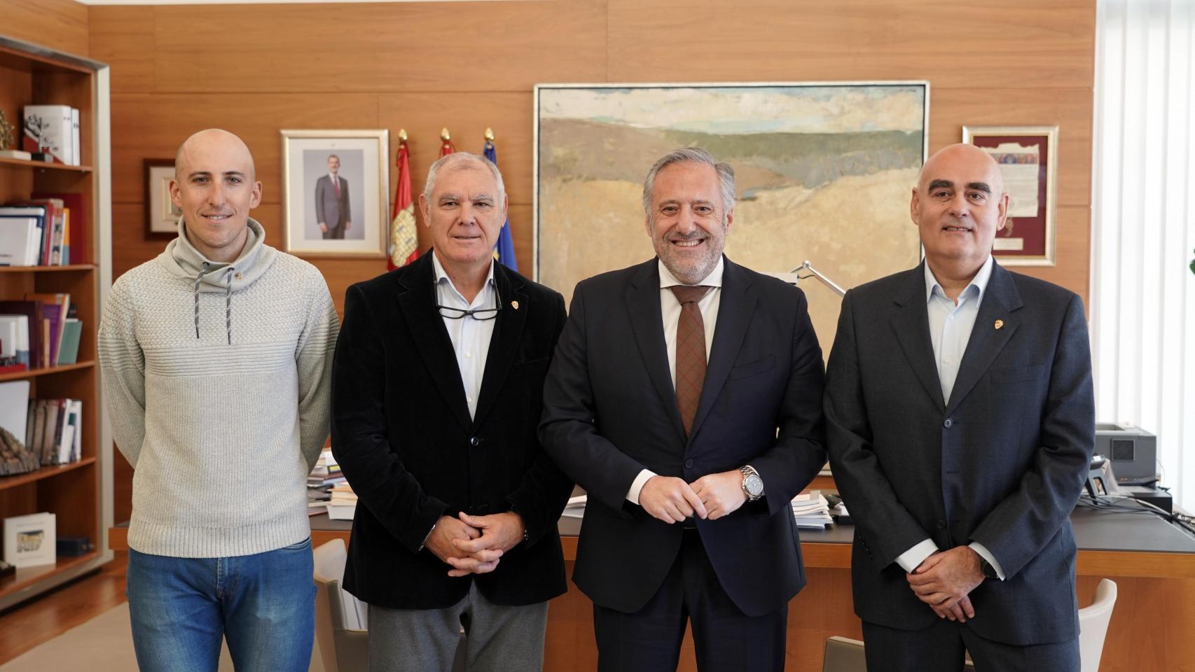 El presidente de las Cortes de Castilla y León, Carlos Pollán, recibe a Juan Carlos Pastor, Noel Martín Infante y Narciso Suárez Amador para hacerles entrega de la insignia