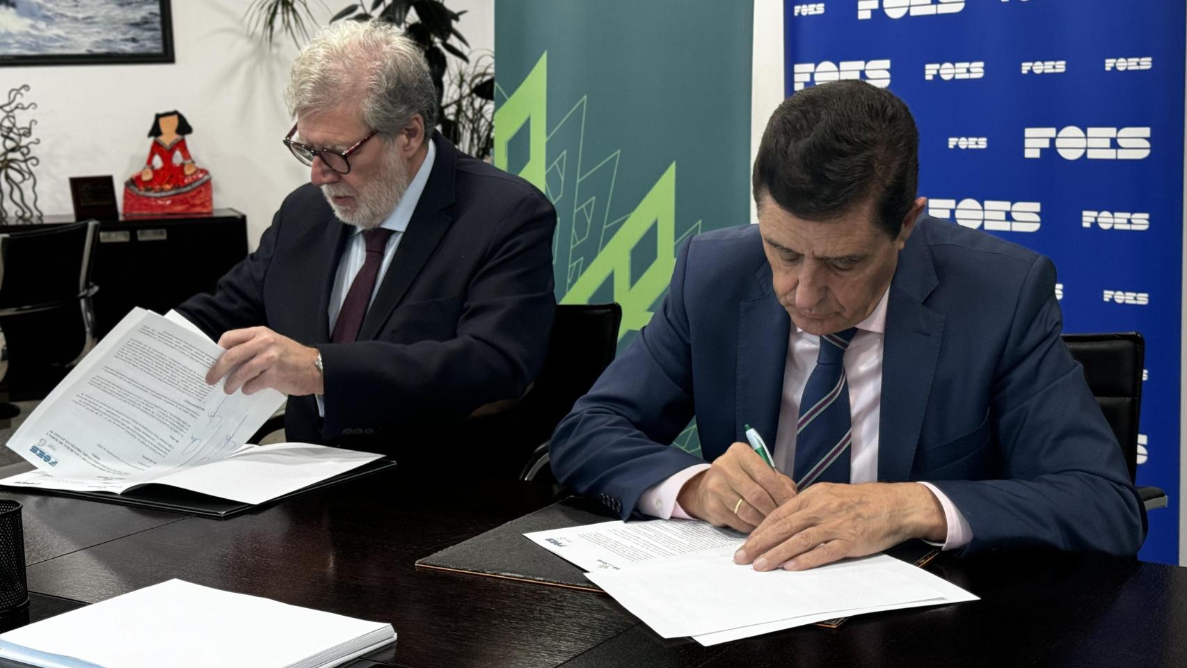 Acuerdo firmado por Carlos Martínez Izquierdo, presidente de Caja Rural de Soria, y Santiago Aparicio, presidente de FOES.