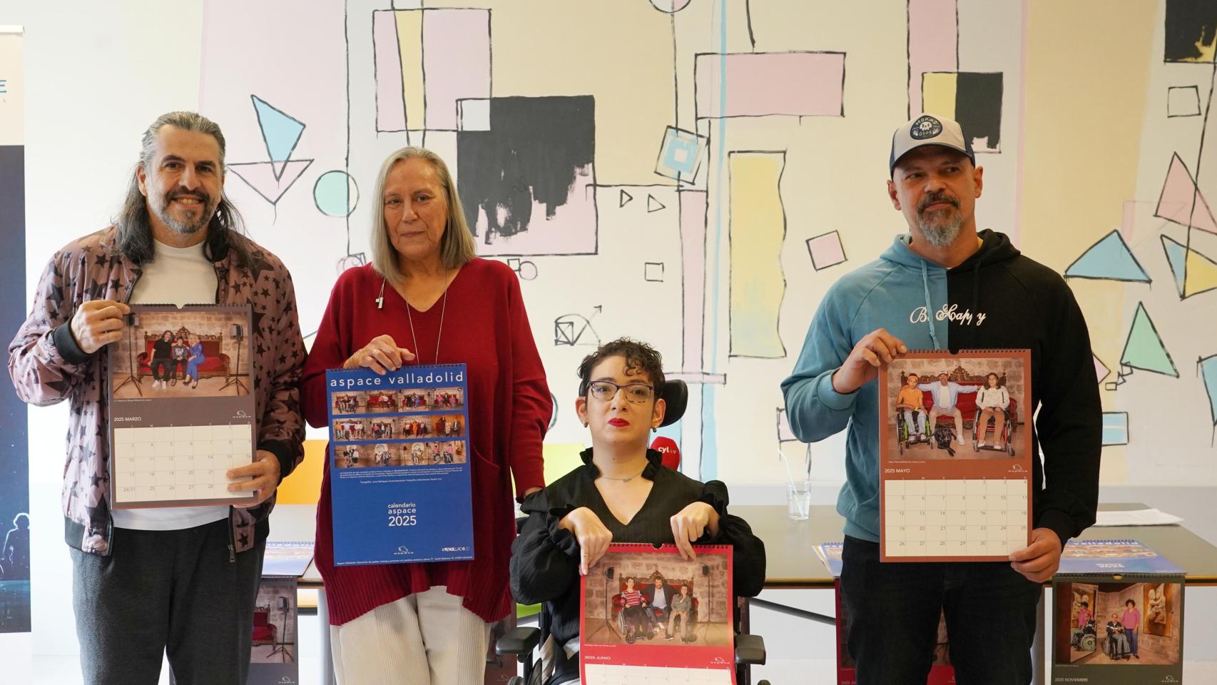 El humorista JJ Vaquero, la presidenta de Aspace Valladolid, Ana Isabel Alario, la vicepresidenta, Rocío Molpeceres, y el escritor César Pérez Gellida durante la presentación del calendario solidario