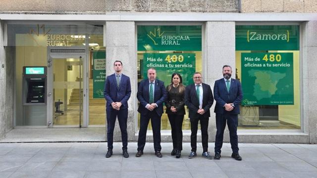 Nueva oficina. De Izq a Dcha:  gestor comercial, Miguel Colino; Dt Norte CyL  Antonio José Pérez; gestora comercial Estefanía Martín; Dir. oficina, José mIGUEL vAQUERO; Dir. red comercial, Carlos Martín-Salas