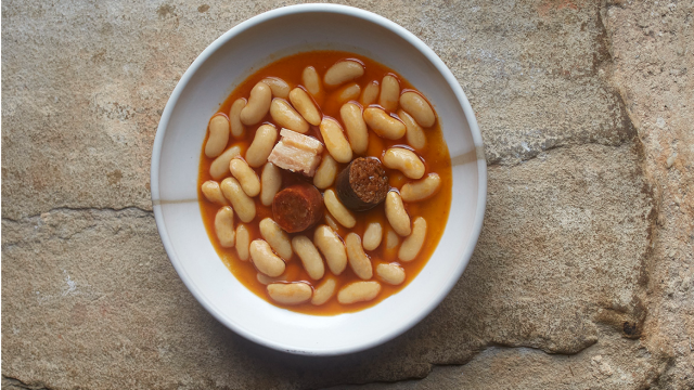 La fabada de un tres estrellas Michelin que puedes disfrutar en tu casa cuando no te apetezca cocinar en Navidad