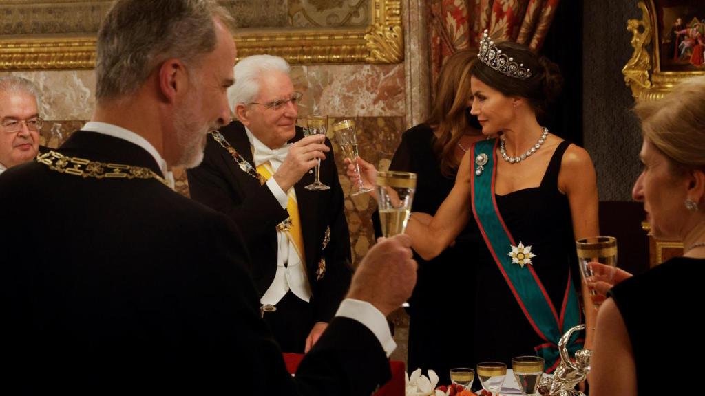 Felipe VI y Letizia con el presidente de Italia en el Palacio Real en 2021.