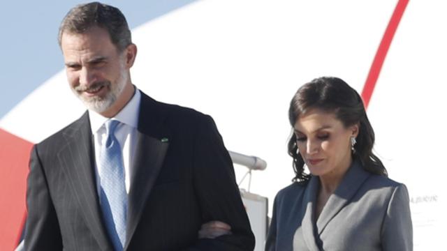 Felipe VI y Letizia bajando de un avión. Imagen de 2019.