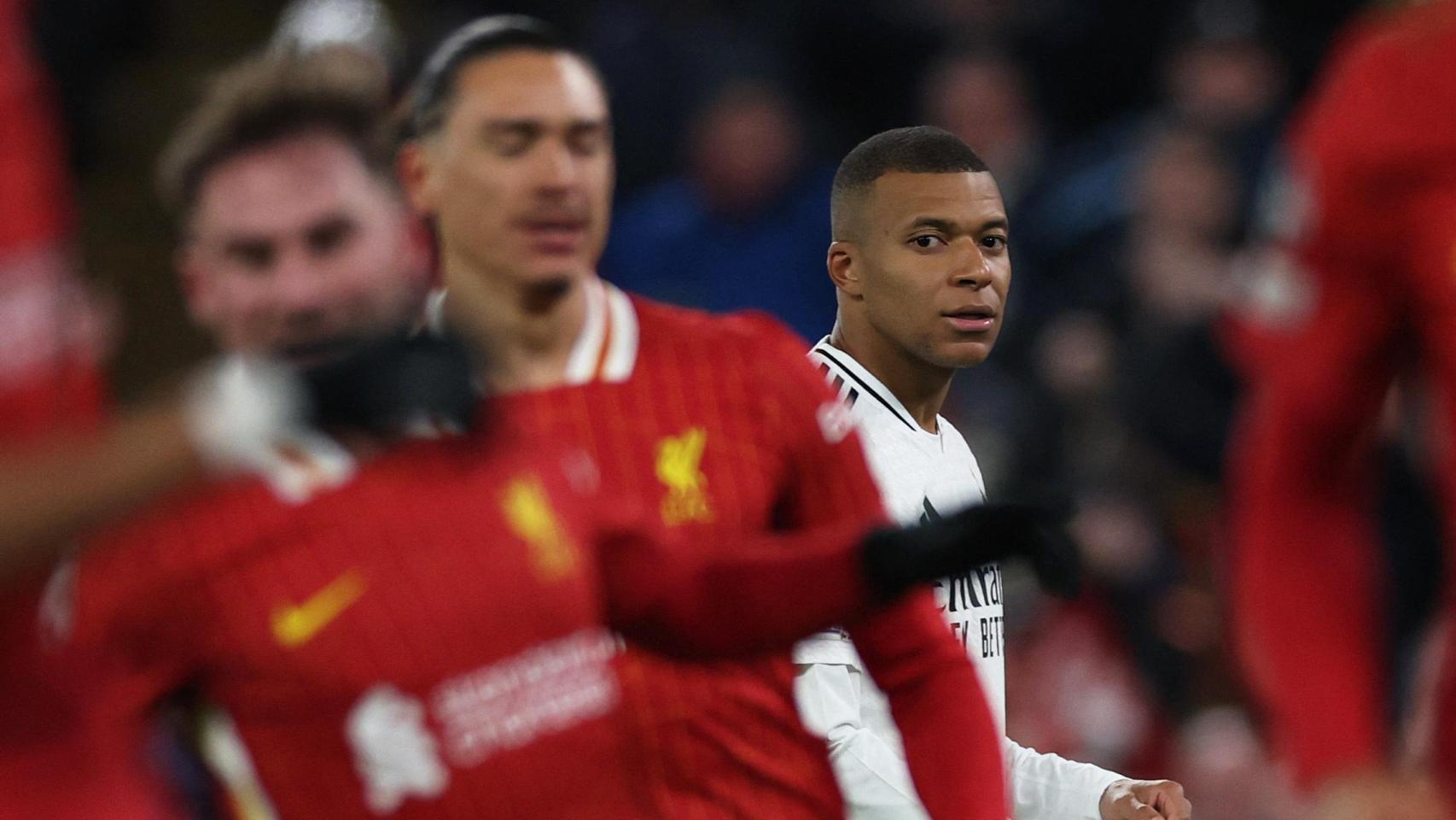 Kylian Mbappé, mientras los jugadores del Liverpool celebran un gol