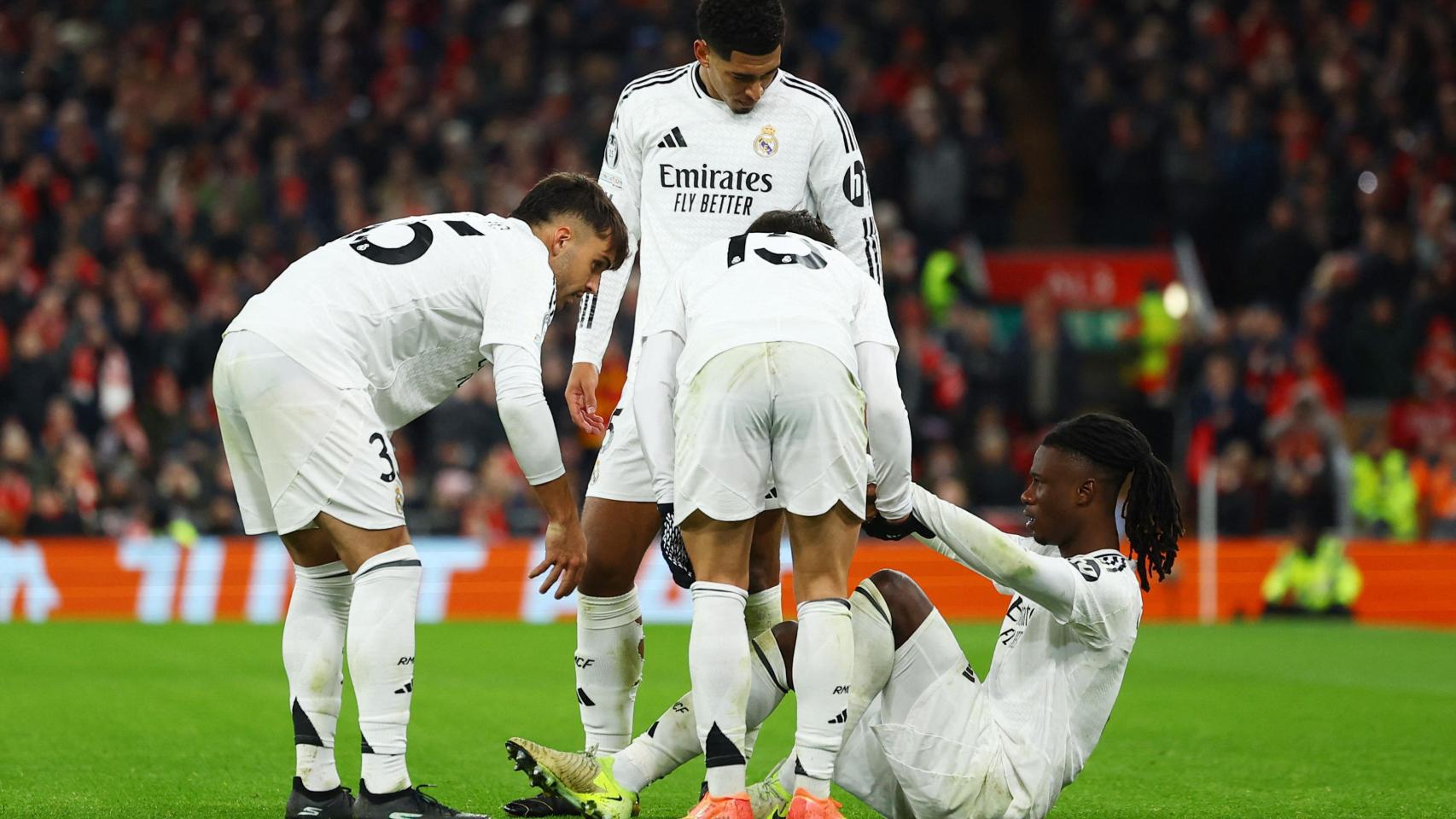 Camavinga, tendido en el césped de Anfield.