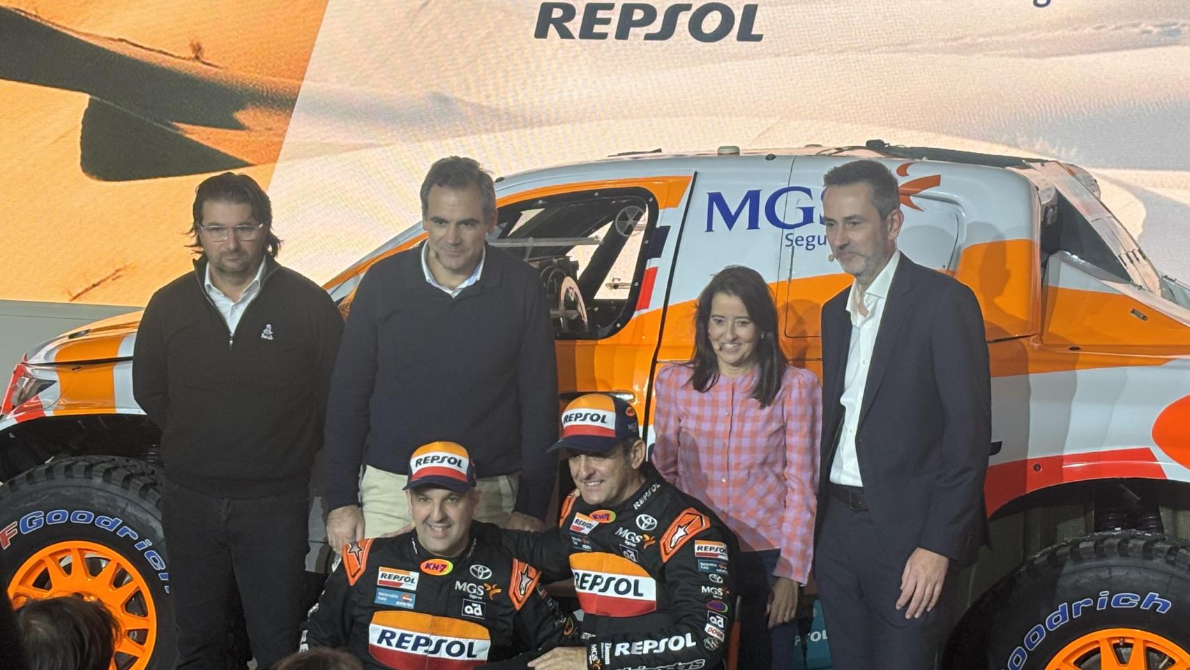 Isidre Esteve y Txema Villalobos junto a David Castera en la presentación de su proyecto para el Dakar 2025.