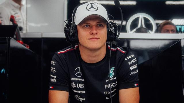 Mick Schumacher, en el box de Mercedes F1