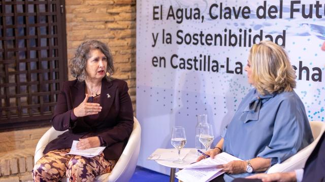 La consejera Mercedes Gómez y la periodista Esther Esteban, en un foro sobre agua y sostenibilidad organizado por EL ESPAÑOL - EL DIGITAL CLM y Aqualia en 2023.