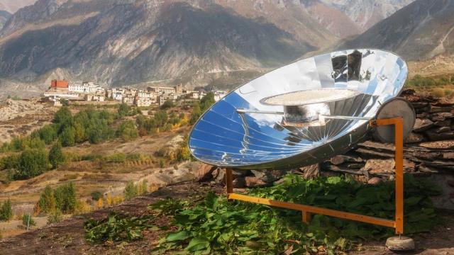 Un sistema de cocina parabólica que funciona con energía solar.