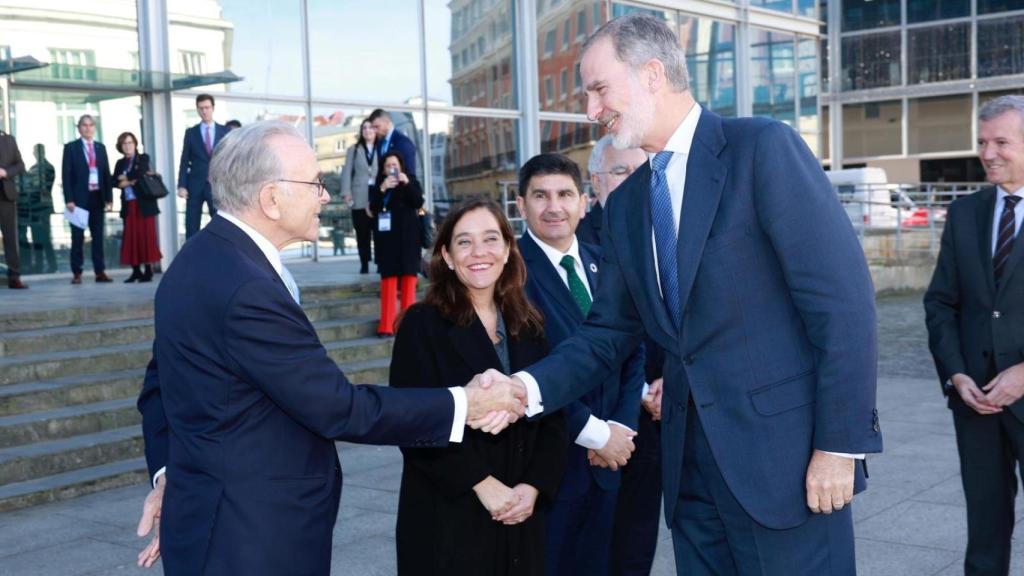 El rey Felipe VI saluda a Isidro Fainé, presidente de la Fundación CEDE.