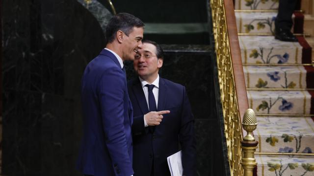 El presidente el Gobierno, Pedro Sánchez, conversa con el ministro de Exteriores, José Manuel Albares, este jueves en el Congreso.