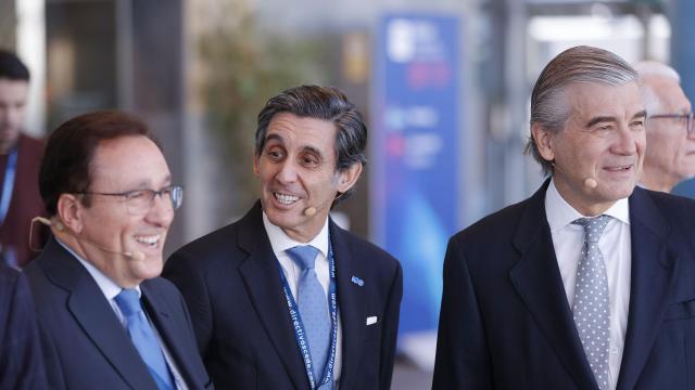 El presidente ejecutivo de Telefónica, José María Álvarez-Pallete (c), conversa con presidente ejecutivo de Naturgy,Francisco Reynés (d), y con el vicepresidente de la Fundación CEDE, Ramón Adell (i), en el marco de la XXIII reunión del congreso de CEDE.