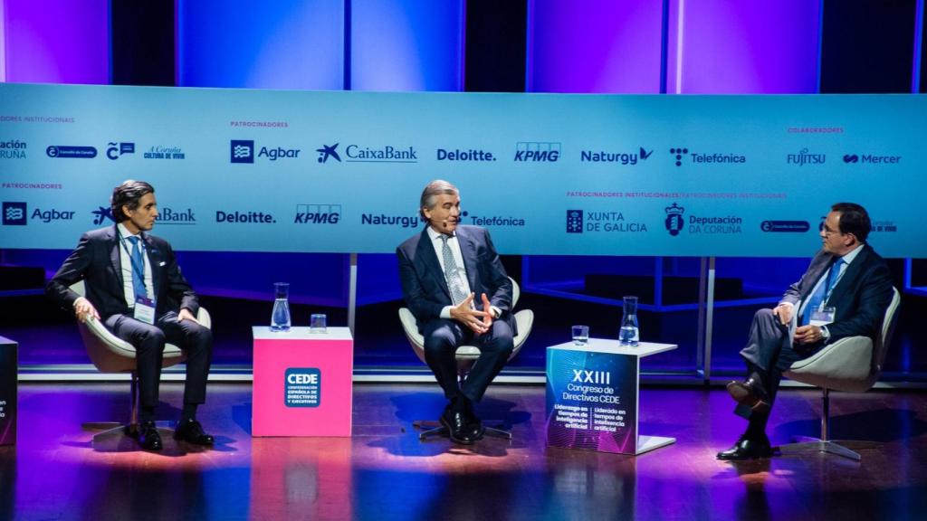 José María Álvarez-Pallete, presidente ejecutivo de Telefónica; Francisco Reynés, presidente ejecutivo de Naturgy, y Ramón Adell, vicepresidente de la Fundación CEDE.