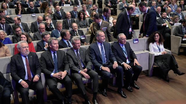 El presidente del Parlamento de Galicia, Miguel Santalices; el presidente del Partido Popular, Alberto Núñez Feijóo; el presidente de la Xunta de Galicia, Alfonso Rueda; el Rey Felipe VI,  y el presidente de la Fundación CEDE y de CriteriaCaixa, Isidro Fainé.