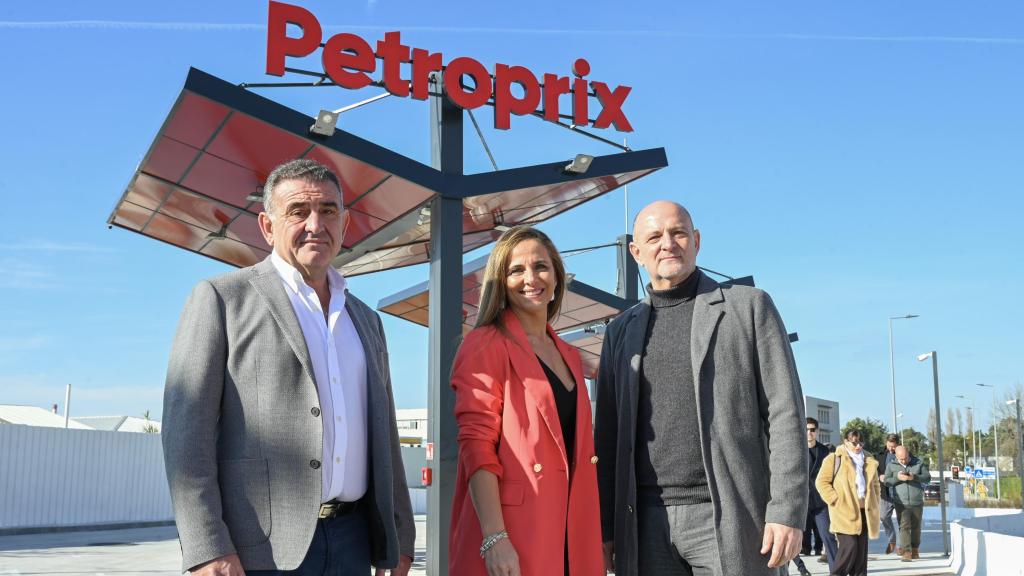 De izq. a dch.: Juan Carlos, Raquel y Manuel Santiago, socios fundadores de Petroprix.