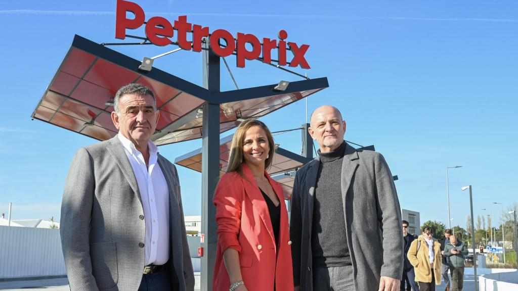 De izq. a dch.: Juan Carlos, Raquel y Manuel Santiago, socios fundadores de Petroprix.