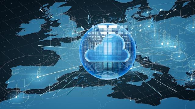 Fotomontaje del mapa de Europa y una nube de datos