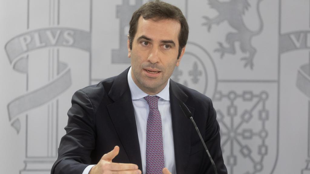 El ministro de Economía, Comercio y Empresa, Carlos Cuerpo, interviene durante una rueda de prensa tras la reunión del Consejo de Ministros en el Palacio de La Moncloa, a 28 de noviembre de 2024, en Madrid (España).