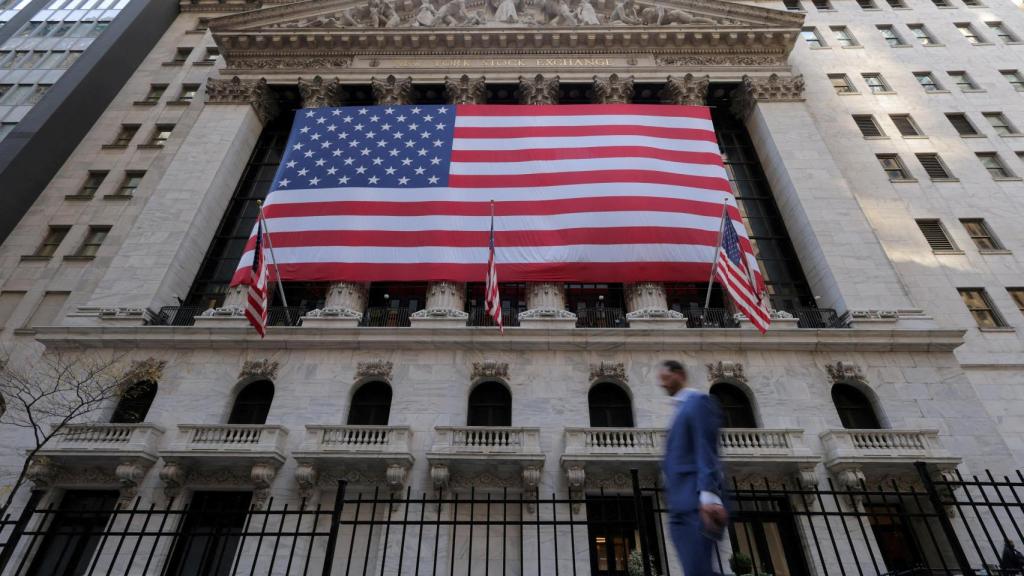 La bandera estadounidense cuelga en el edificio de la Bolsa de Valores de Nueva York (NYSE).