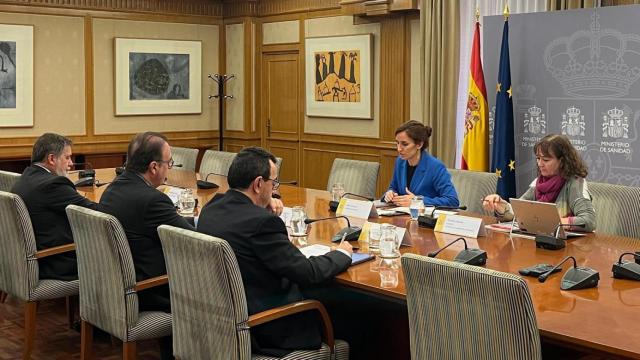 Un momento durante la reunión de la ministra de Sanidad, Mónica García, con los representantes de CESM.