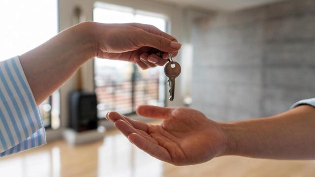 Entrega de las llaves de una casa.