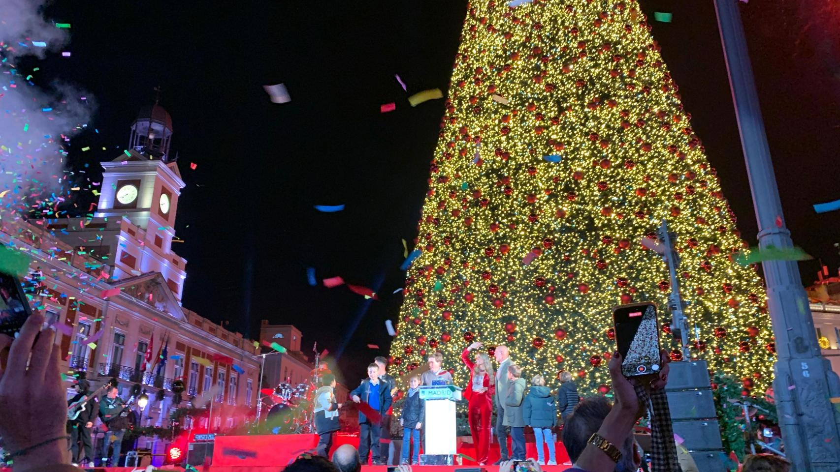 Momento en el que han pulsado el botón para el encendido de luces en la Puerta del Sol.