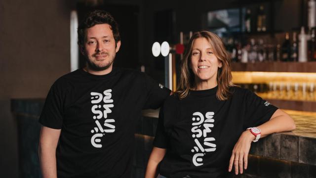 José Luis Vega y Marta Fernández, los propietarios de Desfase, en su nuevo local ubicado en el barrio de Peñagrande.