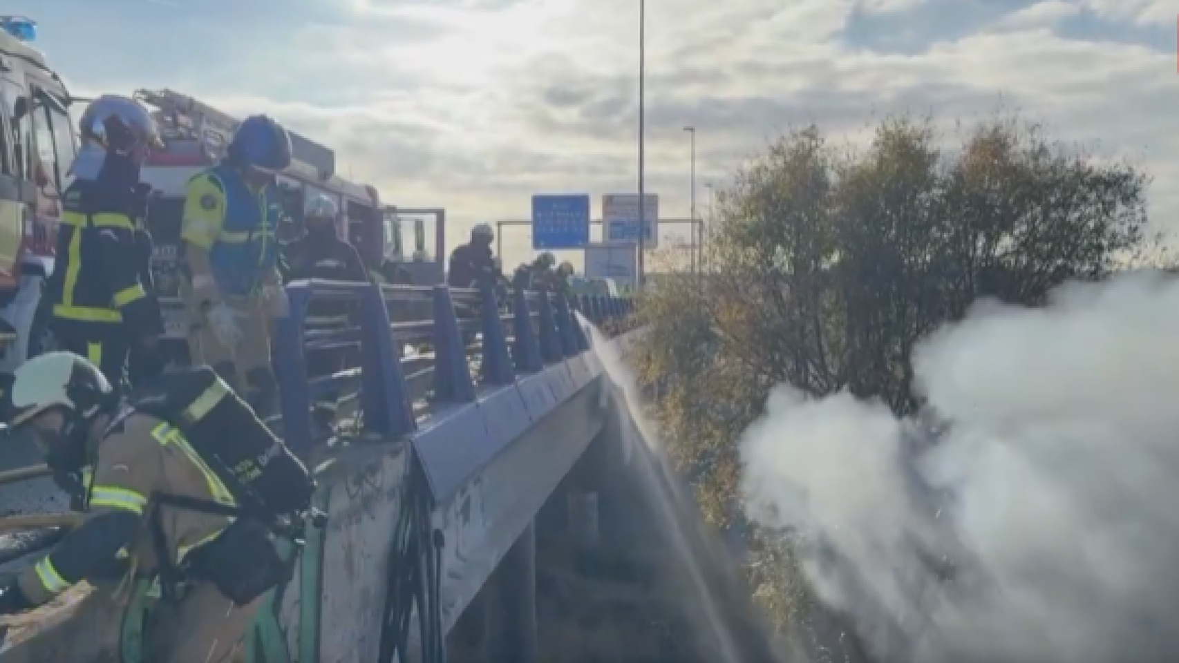 Los bomberos en la M-50 de Madrid.