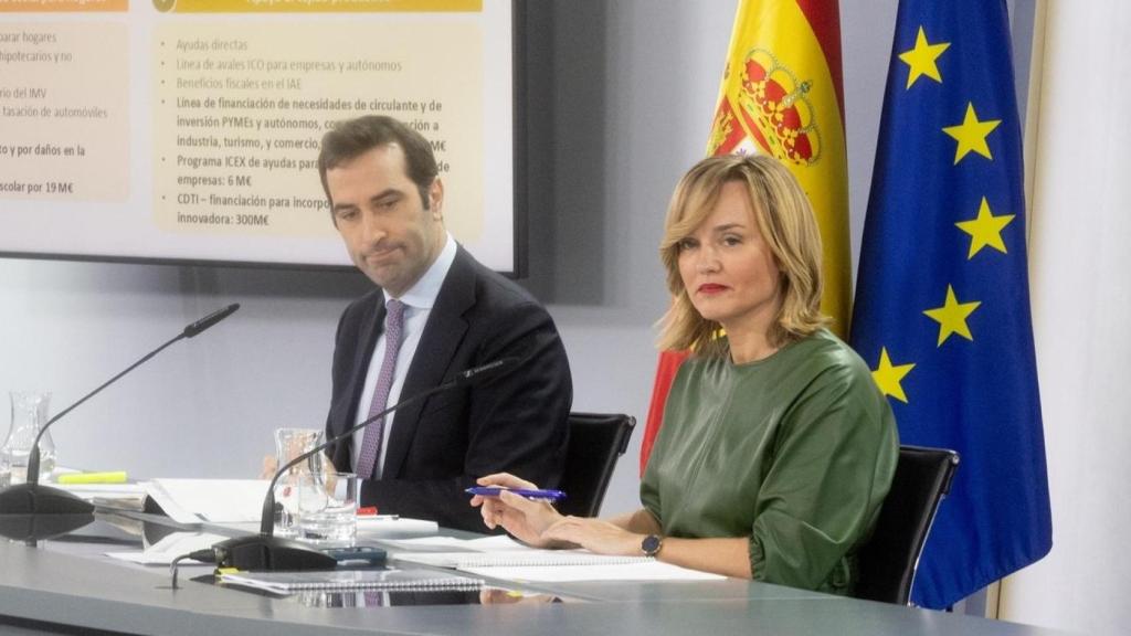 El ministro de Economía, Comercio y Empresa, Carlos Cuerpo, y la ministra de Educación, Formación Profesional y Deportes, Pilar Alegría.