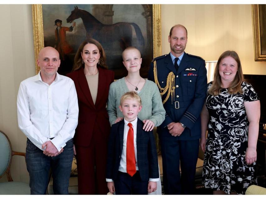 Kate y Guillermo, con Liz Hutton y su familia el pasado mes de octubre.