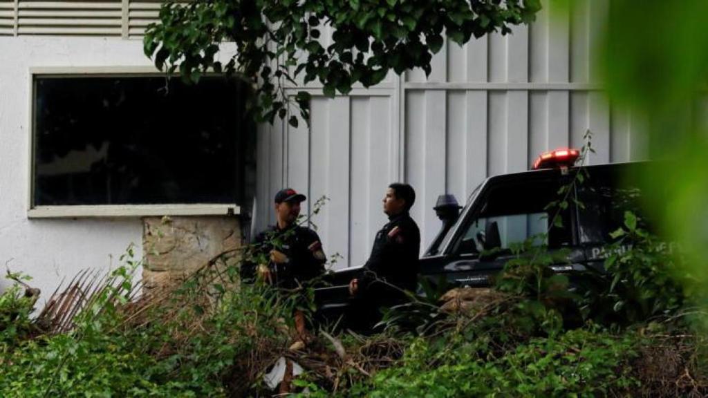 El Servicio Bolivariano de Inteligencia Nacional (SEBIN) custodia la calle de la residencia del embajador argentino en Caracas, donde seis opositores están asilados.