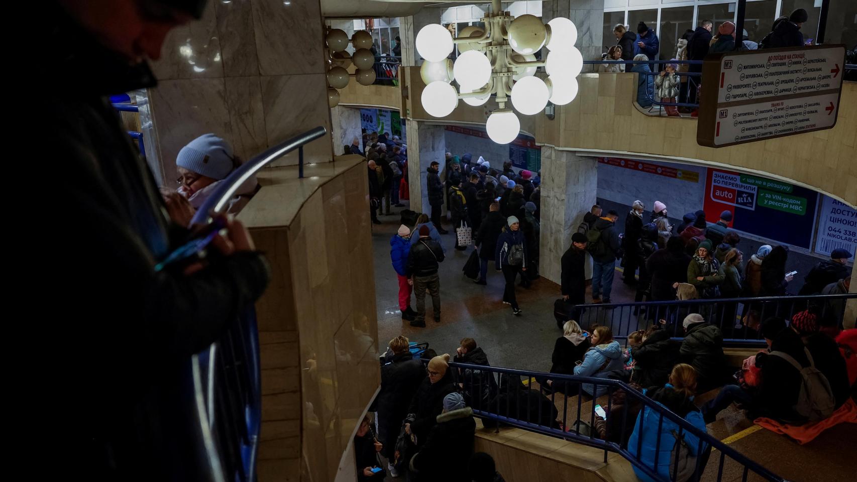 Cientos de ucranianos se han refugiado en el metro de Kiev ante los ataques rusos de este jueves.