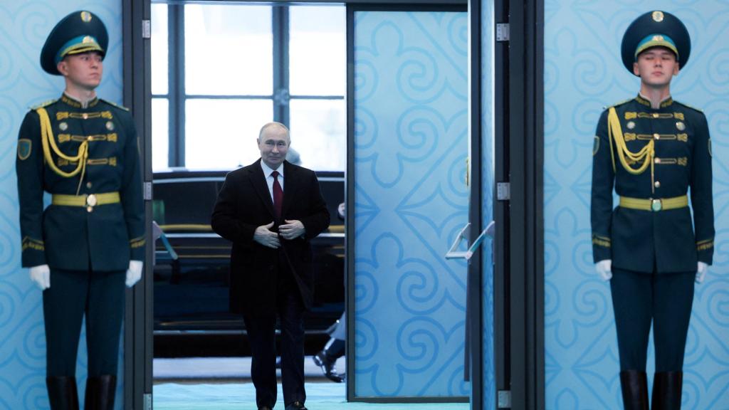 El presidente ruso, Vladímir Putin, a su llegada a la cumbre de la Organización del Tratado de Seguridad Colectiva (OTSC) en Astaná (Kazajstán).