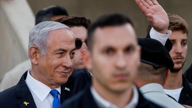 Netanyahu saluda a los asistentes a un homenaje en la base militar de Mitzpe Ramon.