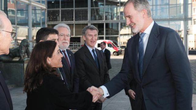 La alcaldesa de A Coruña, Inés Rey, recibe al rey Felipe VI en presencia, entre otros, del líder del PP, Alberto Núñez Feijóo.