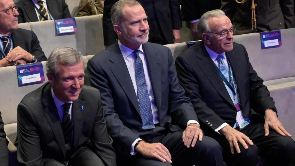 Alfonso Rueda, el rey Felipe VI e Isidro Fainé, en el Congreso de Diputados CEDE de A Coruña.