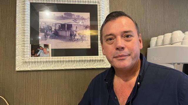 Suso, dueño de El Mirador del Madrileño, junto con una foto del kiosko que montó su abuelo