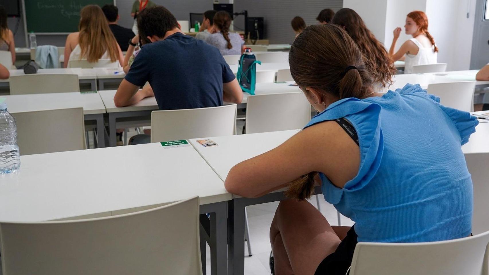 Estudiantes de Formación Profesional en un exámen.